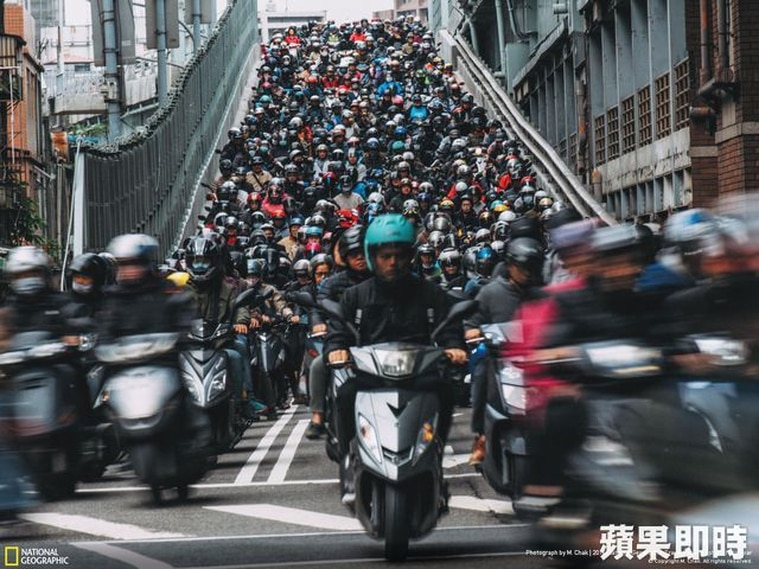 台北橋「機車瀑布」。翻攝國家地理網站